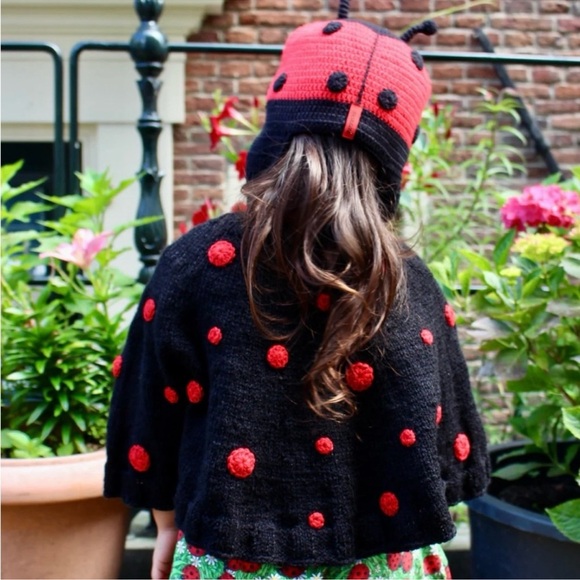 Black and Red Cape with Striking Design - Picture 2 of 7